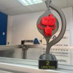 Premio Granabot 2022 Laberinto. Segundo puesto. Se ve el logo de granabot